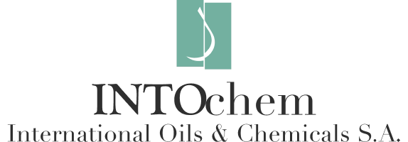 Logo completo de Intochem, International Oils & Chemicals S.A., con logotipo negro e isotipo verde menta sobre fondo blanco.