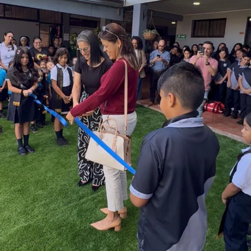 Corte de cinta azul en inauguracion de espacio recuperado en Escuela Luis Felipe González Flores
